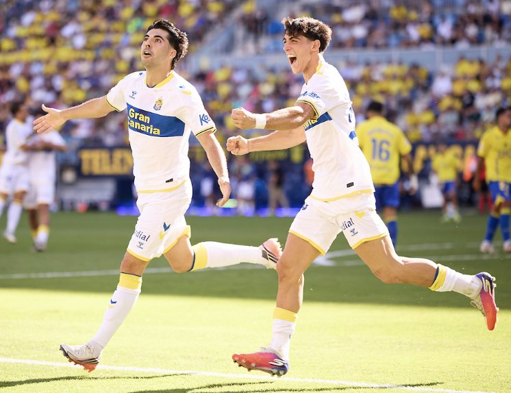 Jugadores de la UD Las Palmas celebran durante el partido ante el Cádiz CF